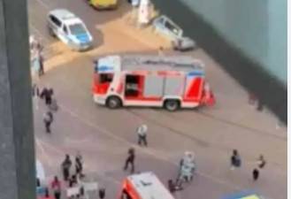 AUTO CONTRO LA FOLLA A LIPSIA
