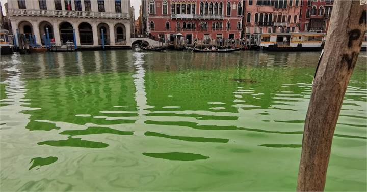 VENEZIA: ENORME MACCHIA ‘VERDE FLUO’ NEL CANAL GRANDE